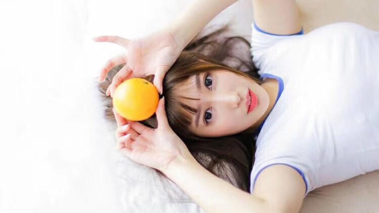 姐姐和弟弟一起拔萝卜: 田野里的快乐时光